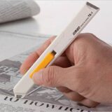 重ねた紙でも1枚だけ切れる！新聞の切り抜きに最適なオルファの1枚切りカッター『キリヌーク』