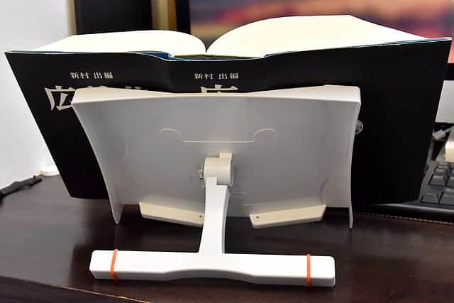 広辞苑も開いたまま立てられる、厚み62mmまで挟み込み対応のブックスタンド