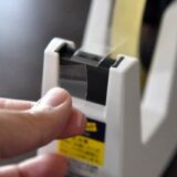 小さい子どもでも簡単なテープカッター『コクヨのカルカット』