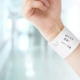 手首や腕に巻くメモ用紙『ウェアラブルメモ wemo』
