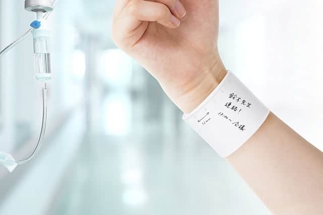 手首や腕に巻くメモ用紙『ウェアラブルメモ wemo』