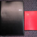 能率手帳 B5 ウィークリー 黒 6111の表紙と1218 能率手帳1 ニューレッド